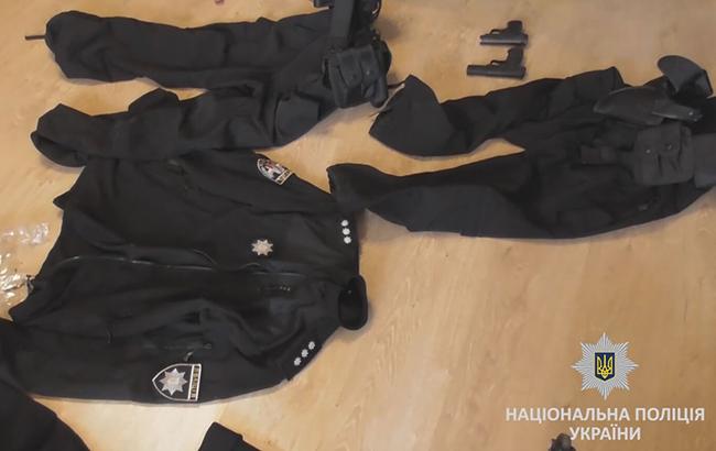 У Києві затримали псевдополіцейських, які грабували іноземців