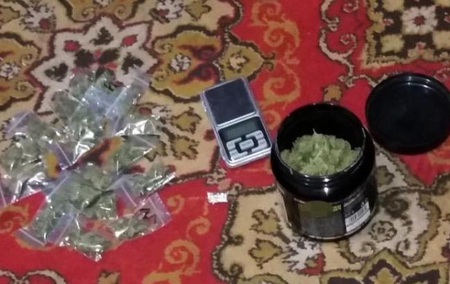Полиция нашла амфетамин и каннабис в квартире киевлянина