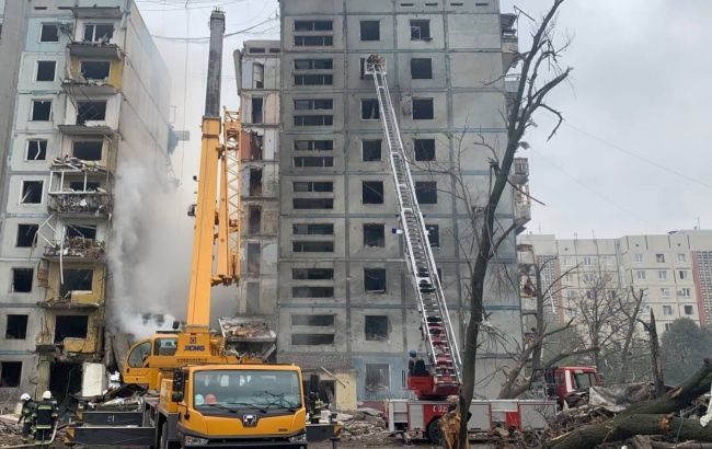 Кількість жертв удару по багатоповерхівці в Запоріжжі знову зросла