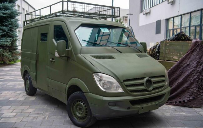 Порошенко передав розвідникам Нацгвардії бронемашину