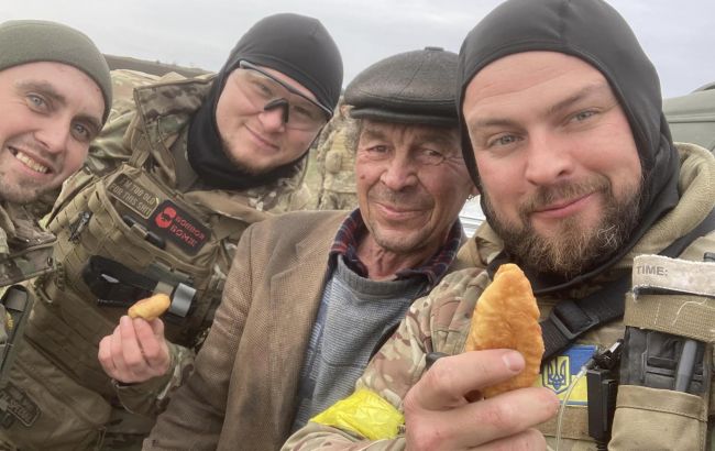 У Таврійську місцеві жителі нагодували ЗСУ пиріжками: фото, яке чіпає до сліз