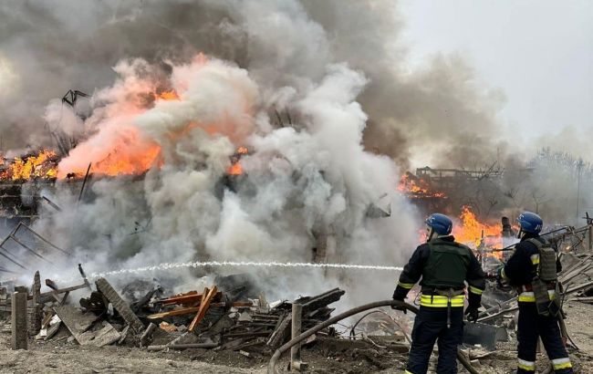 Поліція показала місце ракетного удару по Дніпру та розповіла про наслідки (фото)