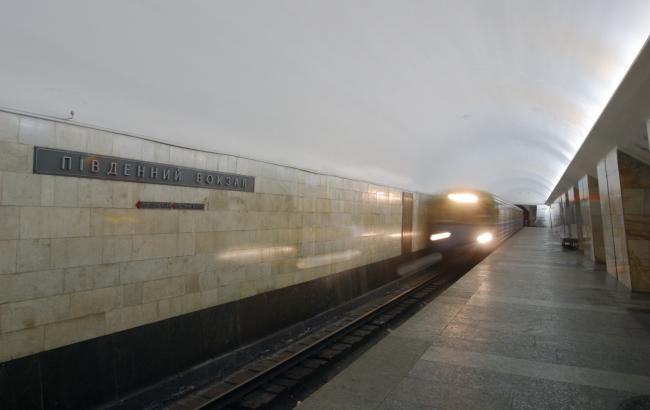 Мужчина упал на рельсы в харьковском метро