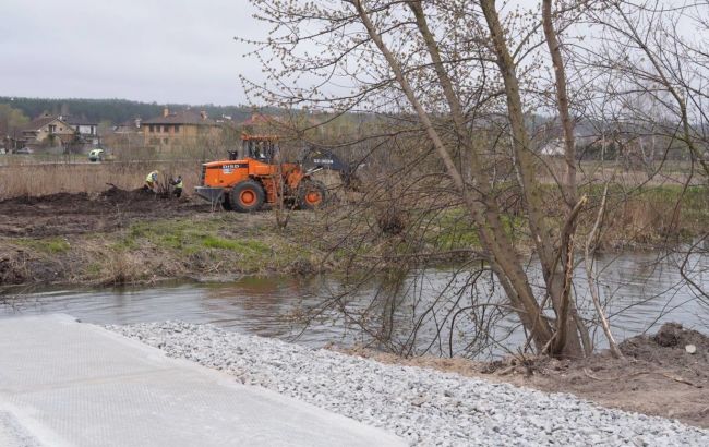 В Киевской области начали асфальтирование временной переправы на подъезде к Ирпеню