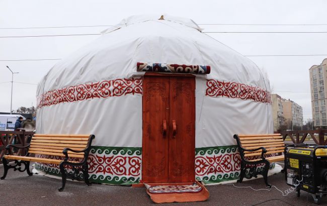 Росія образилася на Казахстан через "юрту незламності" у Бучі. Астана відповіла