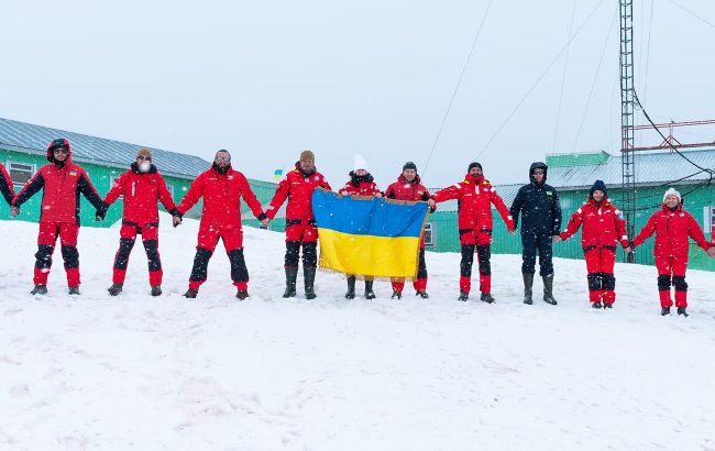 Ланцюг єдності в День Соборності України "протягнувся" до Антарктиди (фото)