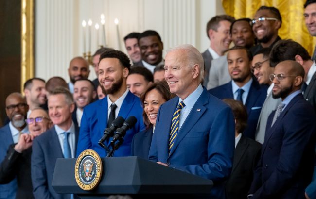 Байден прийняв "Голден Стейт" у Білому домі: президент США отримав подарунок від Каррі