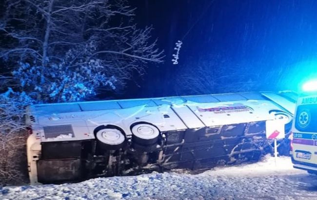 В Польше перевернулся белорусский автобус с десятками пассажиров, есть пострадавшие (фото)