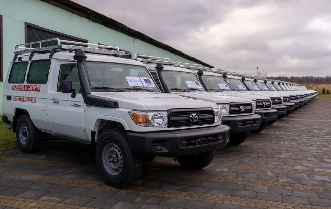 ВООЗ передала Україні партію автомобілів невідкладної допомоги (фото)