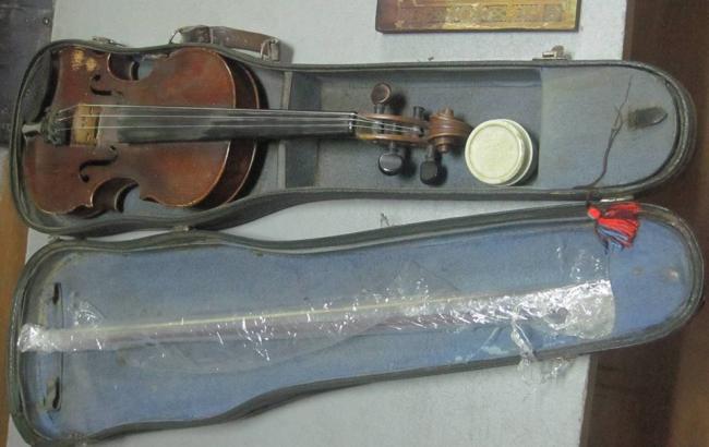 В Сумской области задержали иностранца, пытавшегося вывезти в РФ скрипку Stradivarius