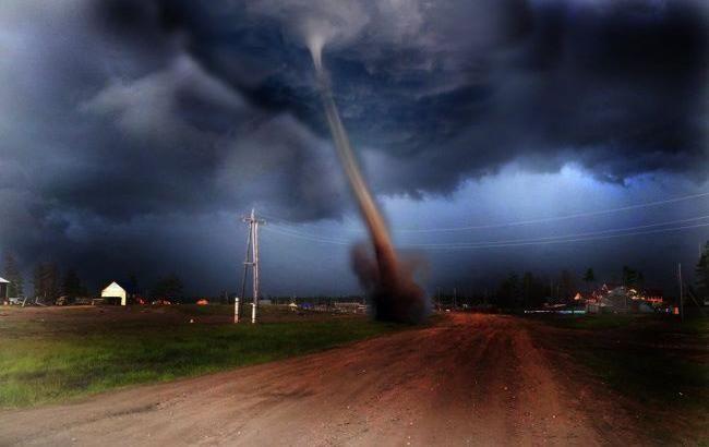 Под Ровно пронесся мощный смерч: видео последствий стихии
