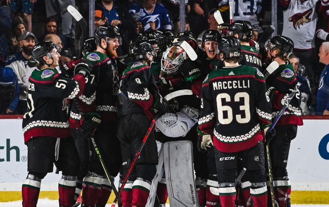 Вратарь "Аризоны" с шатаутом возглавил топ-3 звезд вечера НХЛ: видео