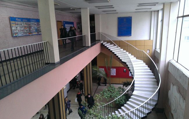 Студентів київського вишу раптово зганяють із дистанційки на очне навчання: спалахнув скандал