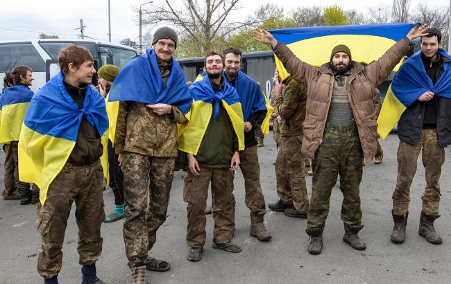 Вернувшийся из плена оккупантов защитник Украины наконец увидел любимую: трогательное видео