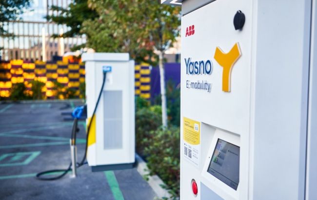 YASNO встановив 6 зарядних станцій в електромобільному хабі UNIT.City