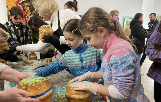 У Львові створили найбільший тризуб із пасок: дивіться, як встановили новий рекорд України