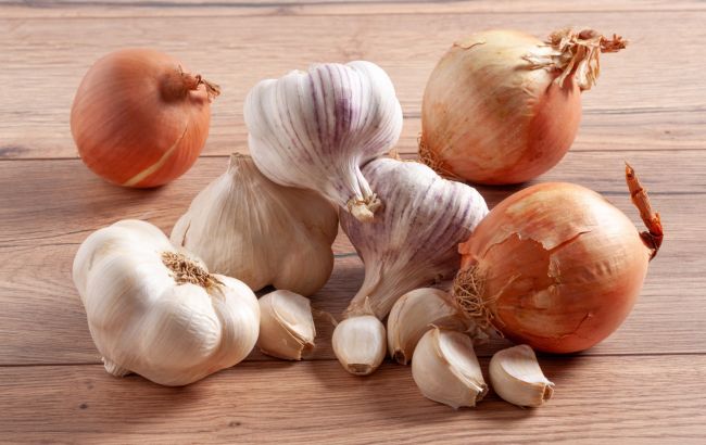 8 простых лайфхаков, которые помогут избавиться от запаха лука и чеснока из посуды