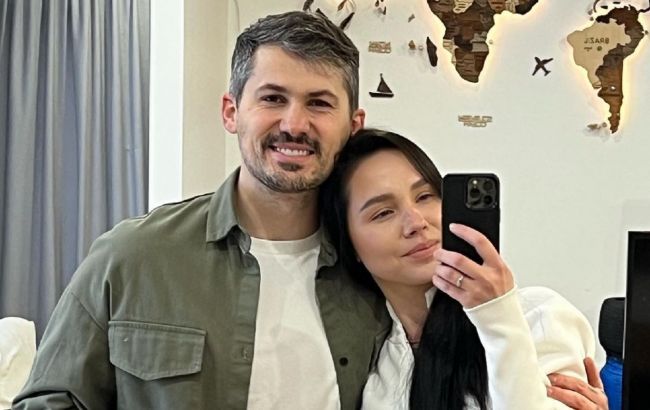 На стелі зірки, а на стінах - ліс. Як виглядає шикарний будинок Жені Кота та його дружини під Києвом (відео)