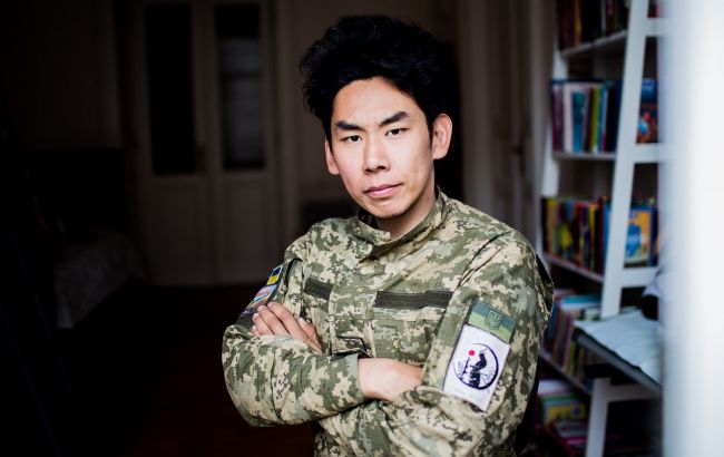 "В моих жилах самурайская кровь": японец Такао волонтерил в Бахмуте и теперь стал воином ВСУ