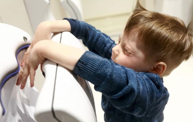 Лікар розповіла, чому сушарка для рук небезпечна для дітей