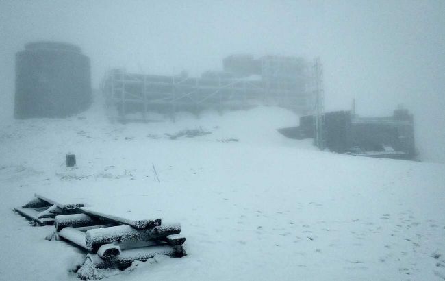 В Карпатах насыпало снега и ударил мороз (фото)