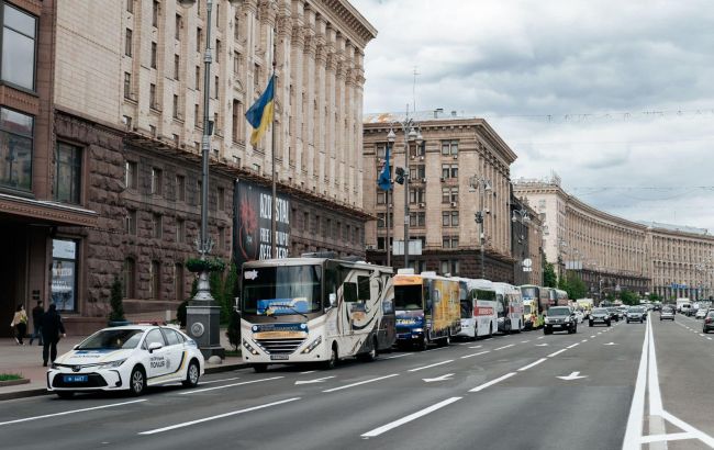 Парад добрих справ. У Києві показали авто, які рятують життя під час війни