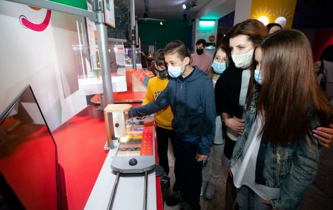 Марина Порошенко пригласила детей украинских защитников в Музей науки и поздравила их с праздником