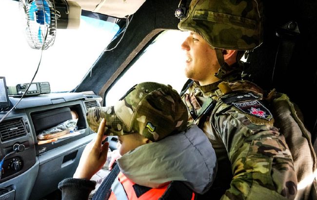 Були під обстрілами п'ять разів. Поліцейські врятували чотирьох дітей з-під Торецька (відео)