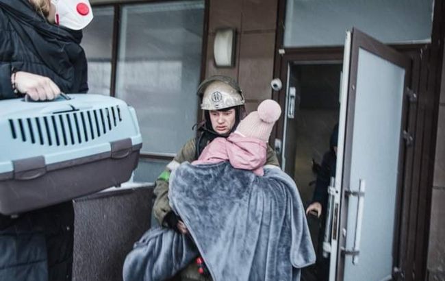 У Києві загорілася багатоповерхівка, є постраждалий