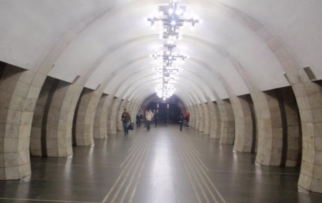 У київському метро затримали чоловіка з арсеналом ножів