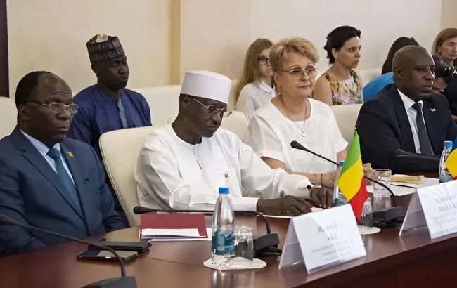 Посли з Африки прибули до окупованого Криму: у МЗС відреагували