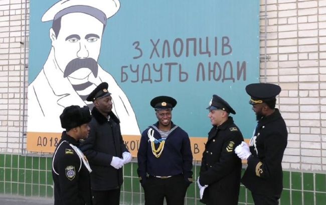 Кохайтеся, чорнобриві, та не з... Курсанты из Африки зачитали стихи Шевченко (видео)