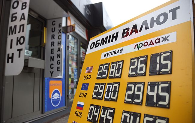 Доллар и евро снижаются на наличном рынке