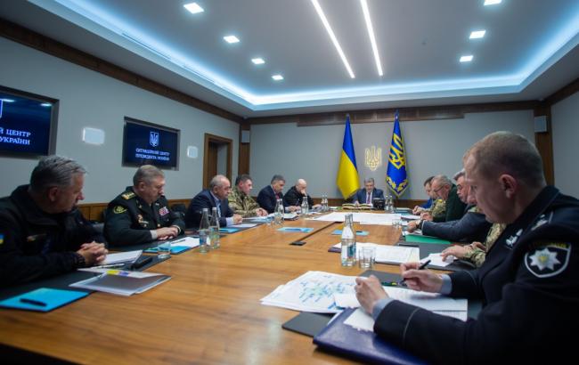 Порошенко поручил обеспечить финансирование программы защиты складов хранения боеприпасов