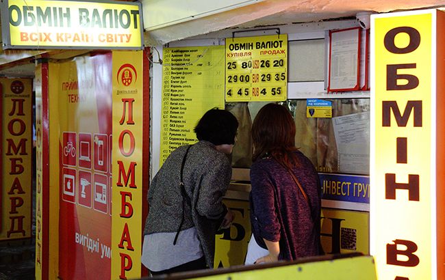 Долар знижується, євро росте на готівковому ринку