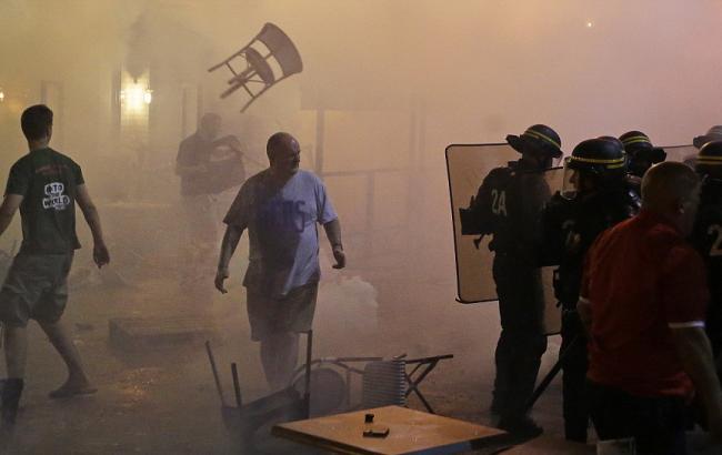 В Марселе продолжаются столкновения между футбольными фанатами и полицией