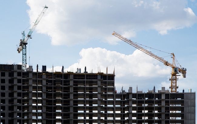 Во Львове на новостройке на мужчину упала часть строительного крана