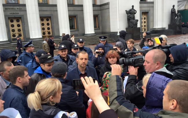 Под Радой жители Коцюбинского митинговали против политических преследований