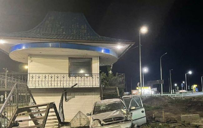 В Черкасской области водитель протаранил стационарный пост полиции