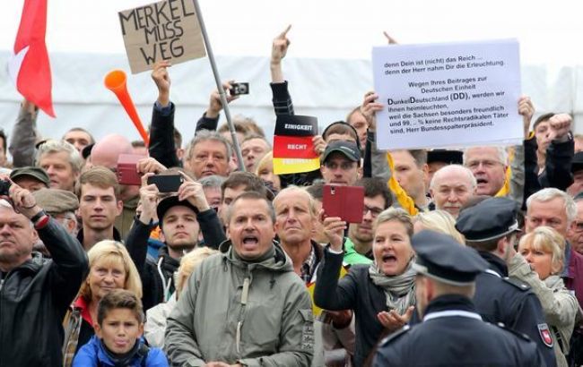 Демонстранты в Дрездене назвали Меркель "изменницей Родины"