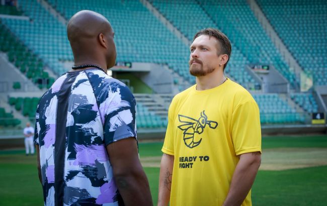 Усик &ndash; Дюбуа. Украинец устроил битву взглядов с британцем: видео