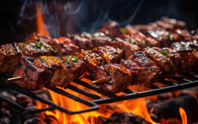 Як смажити шашлик, щоб він не підгорів: лайфхак від українського шеф-кухаря (відео)