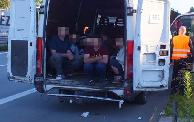 В Германии задержали свыше 900 нелегальных перевозчиков людей в 2016 году