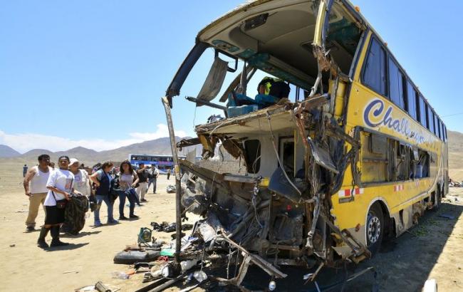 В Перу погибли не менее 16 человек при падении автобуса