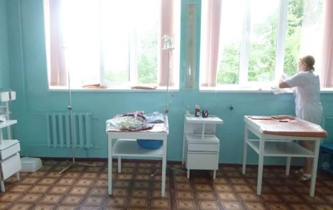 Полицейские разыскивают женщину, которая бросила новорожденную девочку на подоконнике