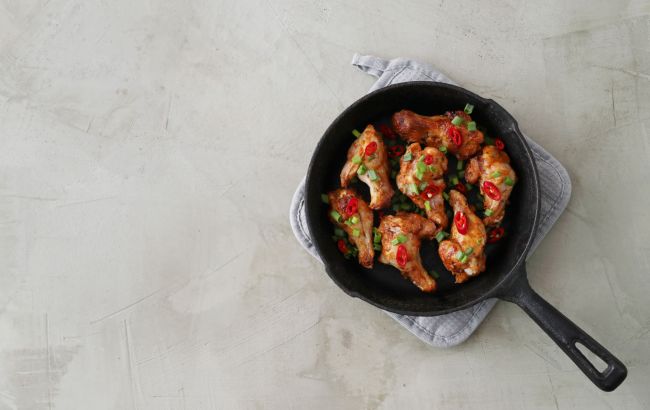 4 страви, які ніколи не можна готувати в чавунній сковороді