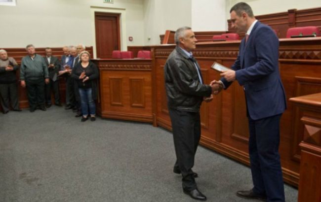 Кличко вручил сертификаты на квартиры 10 чернобыльцам