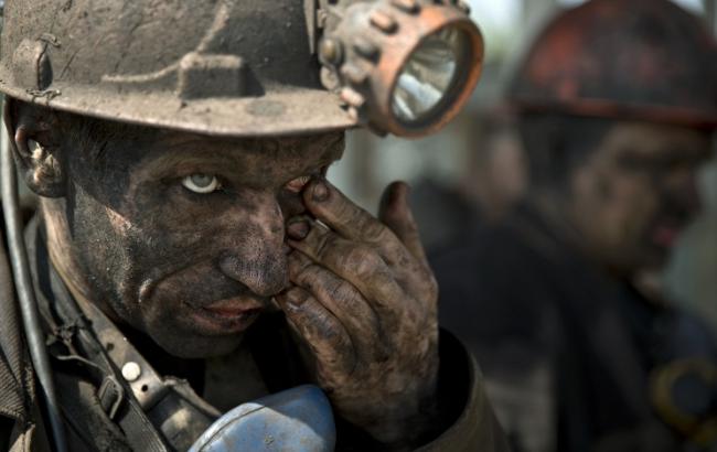 В Донецке обесточена шахта, 375 горняков застряли под землей, - ДНР