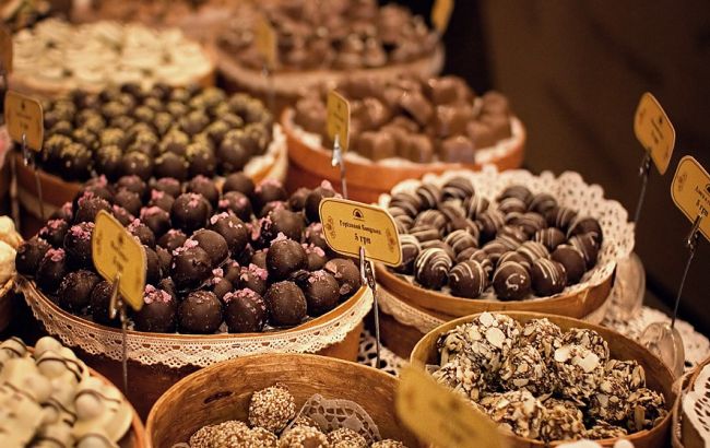 Россия в ответ на санкции хочет запретить ввоз цветов и шоколада из ЕС