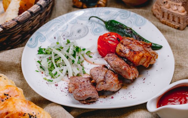 Соковите смажене м'ясо - ідеальний варіант для літньої вечері: буде танути у роті